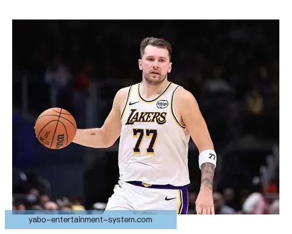 范德比尔特调侃东契奇穿衣走秀 逼穿自家球衣戴金链展现时尚感